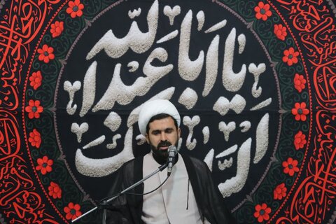 تصاویر/برگزاری مراسم عزاداری هفتمین شب محرم درمدرسه علمیه صاحب‌الزمان ایلام