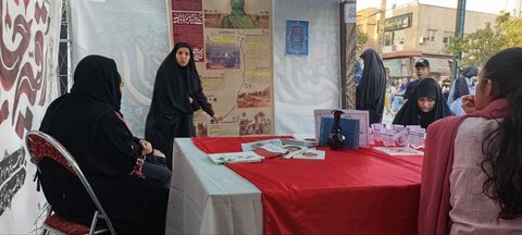 تصاویر/فعالیت طلاب مدرسه علمیه فاطمه الزهرا اراک در غرفه محرم در پیاده راه امیر کبیر