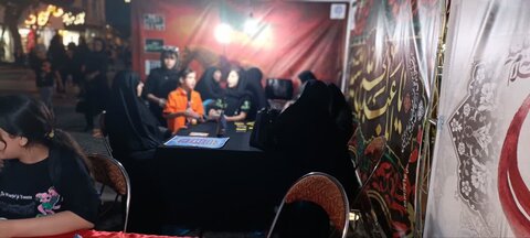 تصاویر/فعالیت طلاب مدرسه علمیه فاطمه الزهرا اراک در غرفه محرم در پیاده راه امیر کبیر