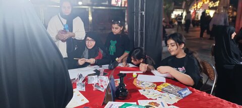 تصاویر/فعالیت طلاب مدرسه علمیه فاطمه الزهرا اراک در غرفه محرم در پیاده راه امیر کبیر