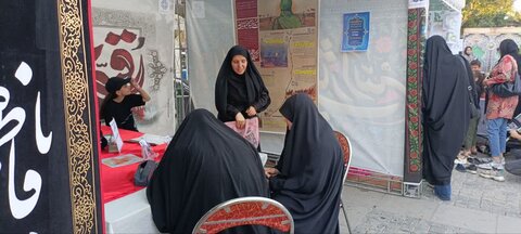 تصاویر/فعالیت طلاب مدرسه علمیه فاطمه الزهرا اراک در غرفه محرم در پیاده راه امیر کبیر