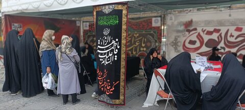 تصاویر/فعالیت طلاب مدرسه علمیه فاطمه الزهرا اراک در غرفه محرم در پیاده راه امیر کبیر