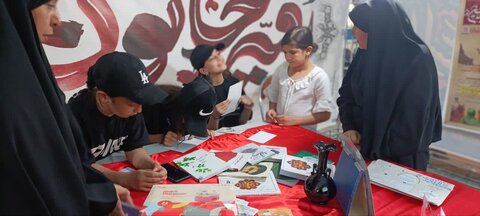 تصاویر/فعالیت طلاب مدرسه علمیه فاطمه الزهرا اراک در غرفه محرم در پیاده راه امیر کبیر