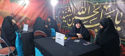 تصاویر/فعالیت طلاب مدرسه علمیه فاطمه الزهرا اراک در غرفه محرم در پیاده راه امیر کبیر