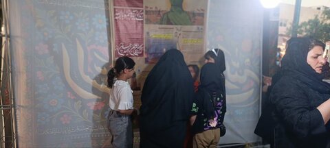 تصاویر/فعالیت طلاب مدرسه علمیه فاطمه الزهرا اراک در غرفه محرم در پیاده راه امیر کبیر