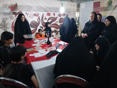 تصاویر/فعالیت طلاب مدرسه علمیه فاطمه الزهرا اراک در غرفه محرم در پیاده راه امیر کبیر