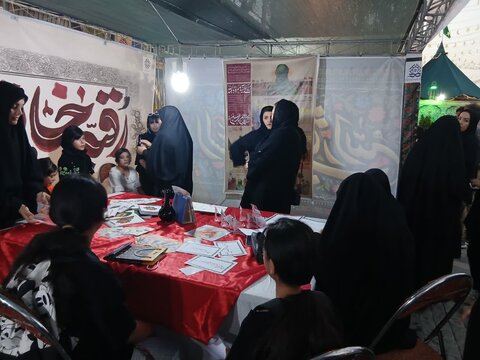 تصاویر/فعالیت طلاب مدرسه علمیه فاطمه الزهرا اراک در غرفه محرم در پیاده راه امیر کبیر