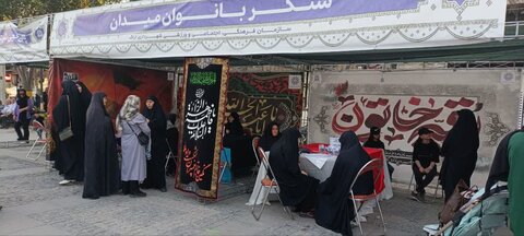 تصاویر/فعالیت طلاب مدرسه علمیه فاطمه الزهرا اراک در غرفه محرم در پیاده راه امیر کبیر