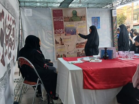 تصاویر/فعالیت طلاب مدرسه علمیه فاطمه الزهرا اراک در غرفه محرم در پیاده راه امیر کبیر