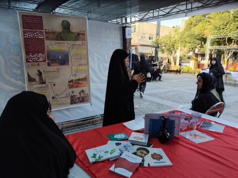 تصاویر/فعالیت طلاب مدرسه علمیه فاطمه الزهرا اراک در غرفه محرم در پیاده راه امیر کبیر