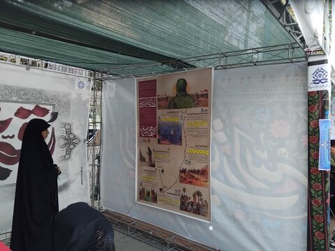 تصاویر/فعالیت طلاب مدرسه علمیه فاطمه الزهرا اراک در غرفه محرم در پیاده راه امیر کبیر