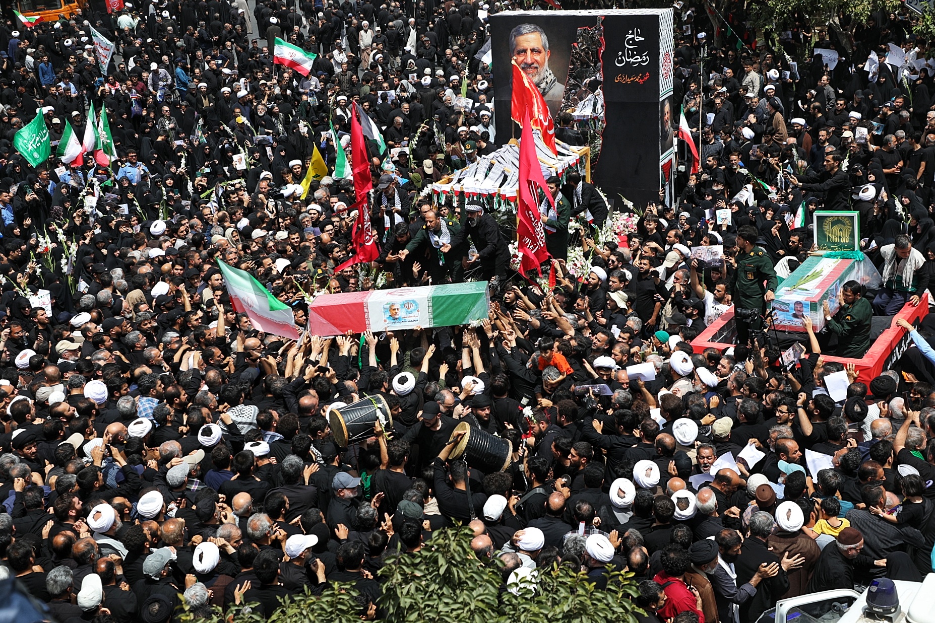 تصاویر/  تشییع پیکر سرلشگر محمد سعید ایزدی و جانباز شهید محمد آقازیارتی در قم