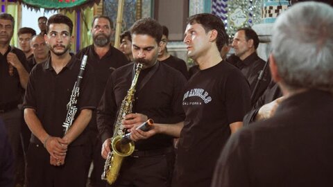 تصاویر/سوگواره شب هشتم عزاداری هیئات مذهبی آران وبیدگل در حرم مطهر پیام‌آور واقعه عاشورا به ایران