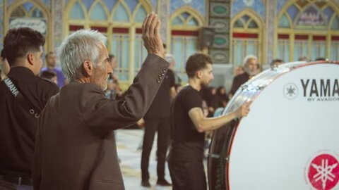 تصاویر/سوگواره شب هشتم عزاداری هیئات مذهبی آران وبیدگل در حرم مطهر پیام‌آور واقعه عاشورا به ایران