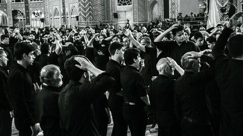 تصاویر/سوگواره شب هشتم عزاداری هیئات مذهبی آران وبیدگل در حرم مطهر پیام‌آور واقعه عاشورا به ایران