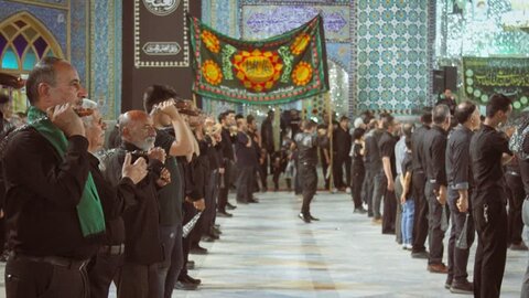 تصاویر/سوگواره شب هشتم عزاداری هیئات مذهبی آران وبیدگل در حرم مطهر پیام‌آور واقعه عاشورا به ایران
