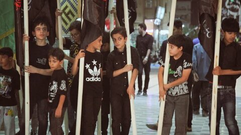 تصاویر/سوگواره شب هشتم عزاداری هیئات مذهبی آران وبیدگل در حرم مطهر پیام‌آور واقعه عاشورا به ایران