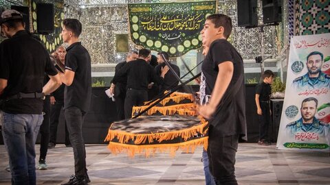 تصاویر/سوگواره شب هشتم عزاداری هیئات مذهبی آران وبیدگل در حرم مطهر پیام‌آور واقعه عاشورا به ایران