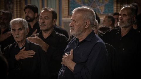 تصاویر/سوگواره شب هشتم عزاداری هیئات مذهبی آران وبیدگل در حرم مطهر پیام‌آور واقعه عاشورا به ایران