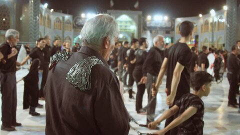 تصاویر/سوگواره شب هشتم عزاداری هیئات مذهبی آران وبیدگل در حرم مطهر پیام‌آور واقعه عاشورا به ایران