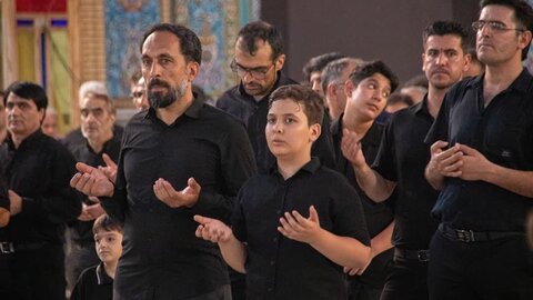 تصاویر/سوگواره شب هشتم عزاداری هیئات مذهبی آران وبیدگل در حرم مطهر پیام‌آور واقعه عاشورا به ایران