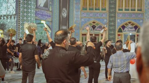 تصاویر/سوگواره شب هشتم عزاداری هیئات مذهبی آران وبیدگل در حرم مطهر پیام‌آور واقعه عاشورا به ایران