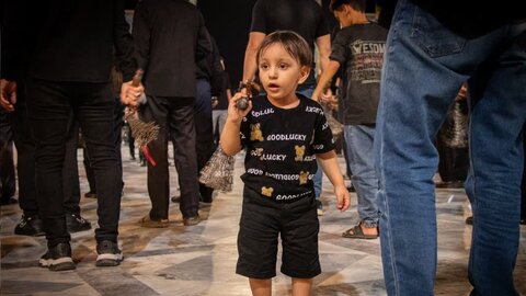 تصاویر/سوگواره شب هشتم عزاداری هیئات مذهبی آران وبیدگل در حرم مطهر پیام‌آور واقعه عاشورا به ایران