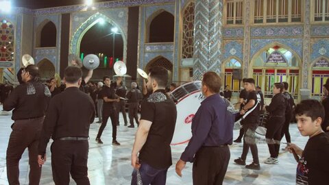 تصاویر/سوگواره شب هشتم عزاداری هیئات مذهبی آران وبیدگل در حرم مطهر پیام‌آور واقعه عاشورا به ایران