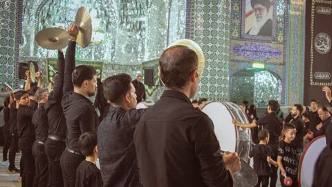 تصاویر/سوگواره شب هشتم عزاداری هیئات مذهبی آران وبیدگل در حرم مطهر پیام‌آور واقعه عاشورا به ایران