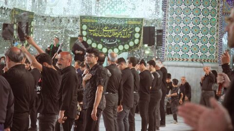 تصاویر/سوگواره شب هشتم عزاداری هیئات مذهبی آران وبیدگل در حرم مطهر پیام‌آور واقعه عاشورا به ایران