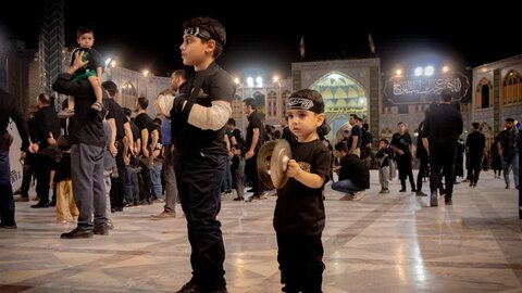 تصاویر/سوگواره شب هشتم عزاداری هیئات مذهبی آران وبیدگل در حرم مطهر پیام‌آور واقعه عاشورا به ایران