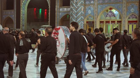 تصاویر/سوگواره شب هشتم عزاداری هیئات مذهبی آران وبیدگل در حرم مطهر پیام‌آور واقعه عاشورا به ایران