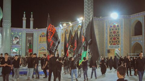تصاویر/سوگواره شب هشتم عزاداری هیئات مذهبی آران وبیدگل در حرم مطهر پیام‌آور واقعه عاشورا به ایران