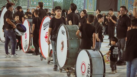 تصاویر/سوگواره شب هشتم عزاداری هیئات مذهبی آران وبیدگل در حرم مطهر پیام‌آور واقعه عاشورا به ایران