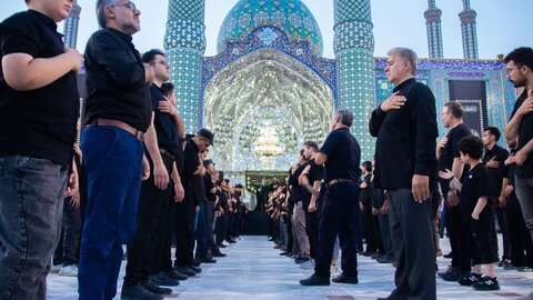 تصاویر/سوگواره شب هشتم عزاداری هیئات مذهبی آران وبیدگل در حرم مطهر پیام‌آور واقعه عاشورا به ایران