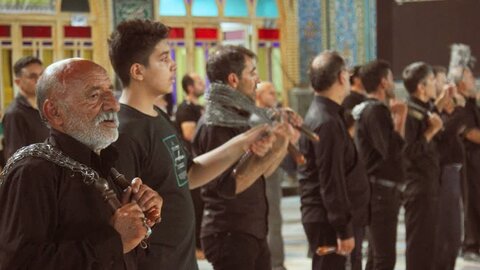 تصاویر/سوگواره شب هشتم عزاداری هیئات مذهبی آران وبیدگل در حرم مطهر پیام‌آور واقعه عاشورا به ایران