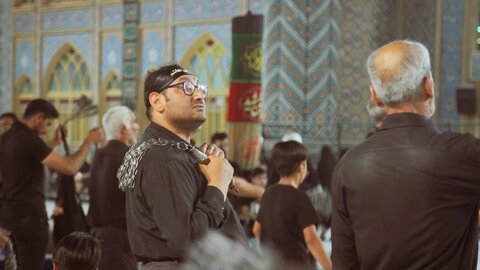 تصاویر/سوگواره شب هشتم عزاداری هیئات مذهبی آران وبیدگل در حرم مطهر پیام‌آور واقعه عاشورا به ایران