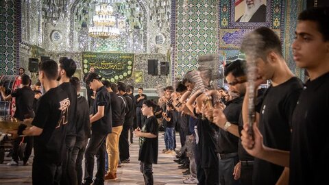 تصاویر/سوگواره شب هشتم عزاداری هیئات مذهبی آران وبیدگل در حرم مطهر پیام‌آور واقعه عاشورا به ایران