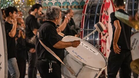 تصاویر/سوگواره شب هشتم عزاداری هیئات مذهبی آران وبیدگل در حرم مطهر پیام‌آور واقعه عاشورا به ایران