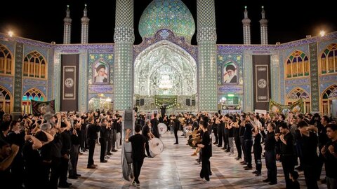 تصاویر/سوگواره شب هشتم عزاداری هیئات مذهبی آران وبیدگل در حرم مطهر پیام‌آور واقعه عاشورا به ایران