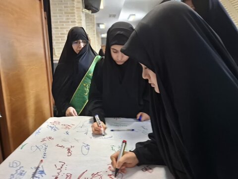 تصاویر/ اجتماع بزرگ بانوان کاشانی در گرامی داشت شهدای مبارزه با اسرائیل منطقه کاشان