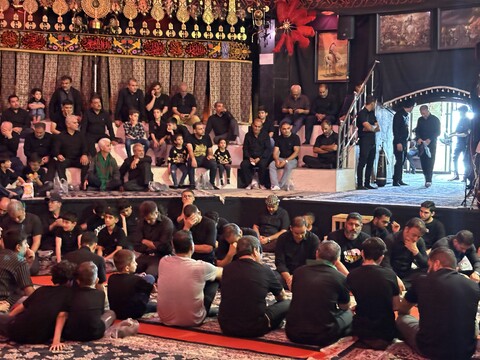 تصاویر / مراسم عزاداری دهه اول ماه محرم در هیئت ورزش های زورخانه ای و کشتی پهلوانی استان قم