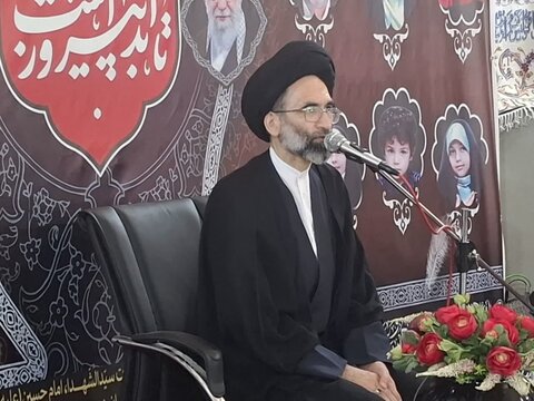تصاویر/مراسم یادبود شهید سیدمصطفی ساداتی ارمکی و خانواده ایشان در زادگاهش