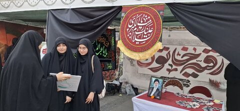 تصاویر/ فعالیت طلاب و اساتید مدرسه علمیه الزهرا (س) اراک در پیاده راه امیرکبیر در دهه اول محرم