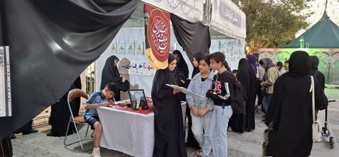 تصاویر/ فعالیت طلاب و اساتید مدرسه علمیه الزهرا (س) اراک در پیاده راه امیرکبیر در دهه اول محرم