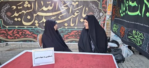 تصاویر/ فعالیت طلاب و اساتید مدرسه علمیه الزهرا (س) اراک در پیاده راه امیرکبیر در دهه اول محرم