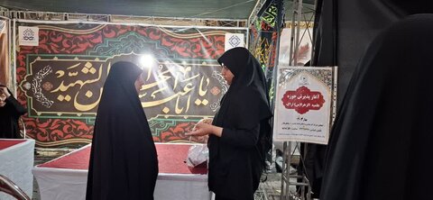 تصاویر/ فعالیت طلاب و اساتید مدرسه علمیه الزهرا (س) اراک در پیاده راه امیرکبیر در دهه اول محرم