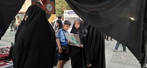 تصاویر/ فعالیت طلاب و اساتید مدرسه علمیه الزهرا (س) اراک در پیاده راه امیرکبیر در دهه اول محرم