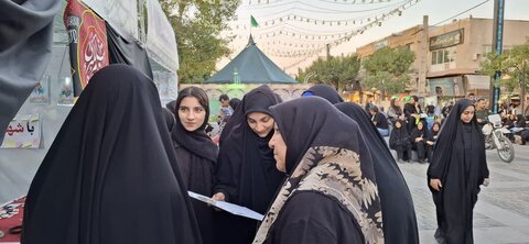 تصاویر/ فعالیت طلاب و اساتید مدرسه علمیه الزهرا (س) اراک در پیاده راه امیرکبیر در دهه اول محرم