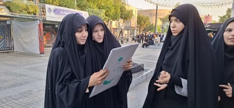 تصاویر/ فعالیت طلاب و اساتید مدرسه علمیه الزهرا (س) اراک در پیاده راه امیرکبیر در دهه اول محرم